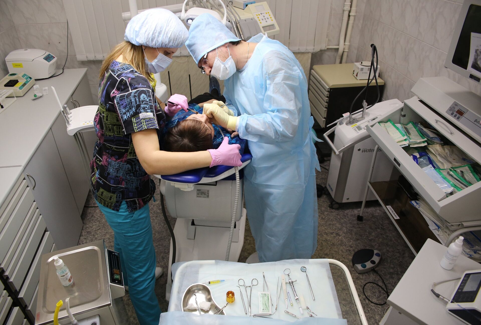 Пациент во время операции в клинической стоматологической поликлиники, архивное фото - Sputnik Казахстан, 1920, 08.02.2025