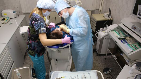 Пациент во время операции в клинической стоматологической поликлиники, архивное фото - Sputnik Қазақстан