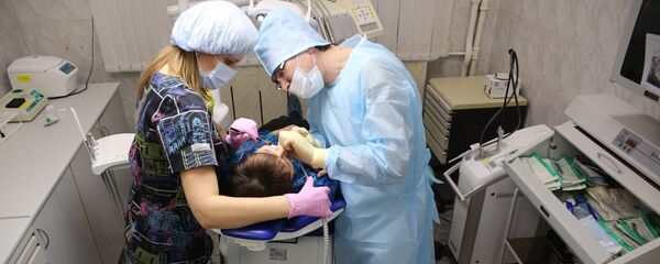 Пациент во время операции в клинической стоматологической поликлиники, архивное фото - Sputnik Казахстан