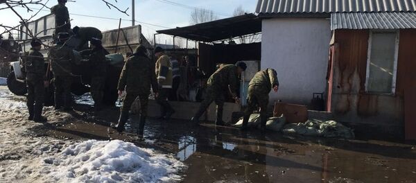 Подтопление двора талыми водами в Алматинской области - Sputnik Казахстан