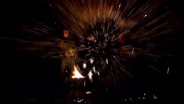 Огненное представление с расплавленным железом от китайских кузнецов - Sputnik Казахстан