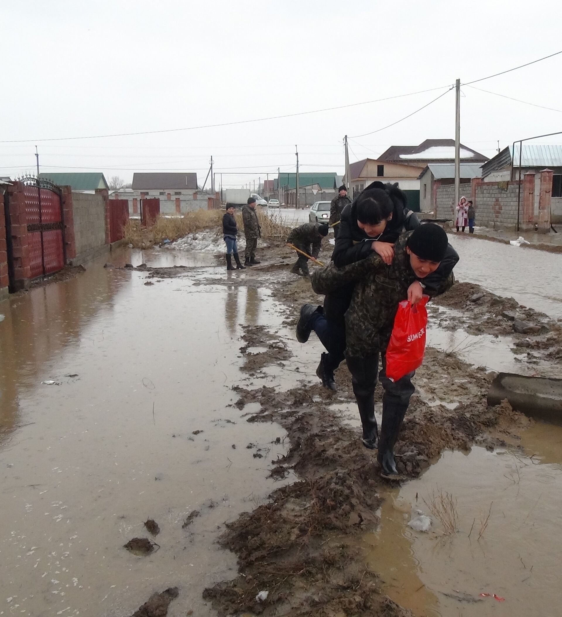 Есть ли наводнение в казахстане. Потоп в Казахстане. Паводок. Атбасар наводнение. Половодье на казахском.