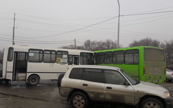 Два автобуса столкнулись в микрорайоне Акбулак в Алматы - Sputnik Казахстан