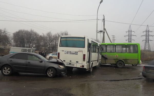 Два автобуса столкнулись в микрорайоне Акбулак в Алматы - Sputnik Казахстан