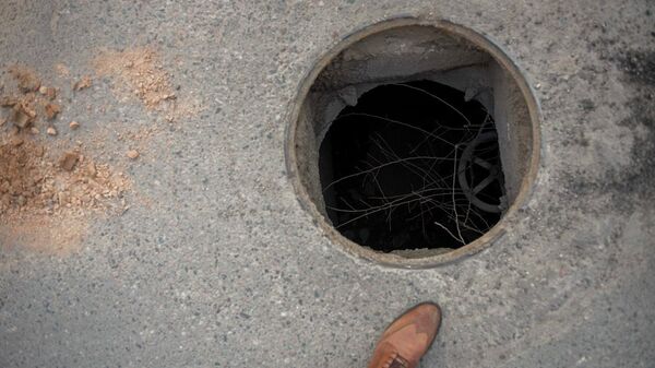 Открытый канализационный люк, иллюстративное фото - Sputnik Қазақстан