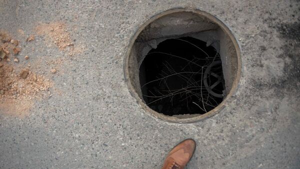 Открытый канализационный люк, иллюстративное фото - Sputnik Қазақстан