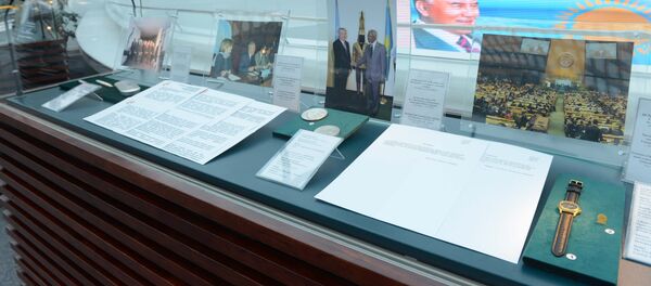 Экспонаты библиотеки первого президента (Назарбаев Центр) на выставке Исторический выбор. Основы государственности - Sputnik Казахстан
