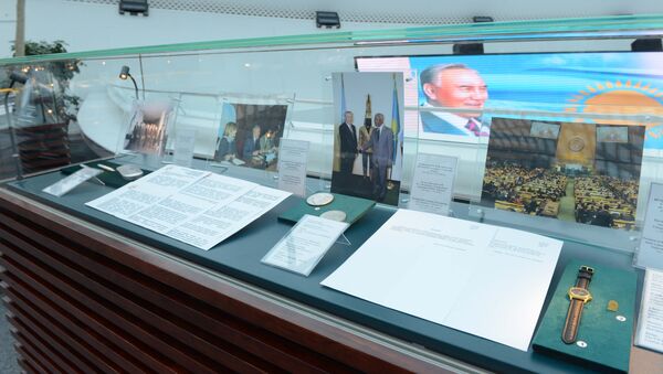 Экспонаты библиотеки первого президента (Назарбаев Центр) на выставке Исторический выбор. Основы государственности - Sputnik Казахстан