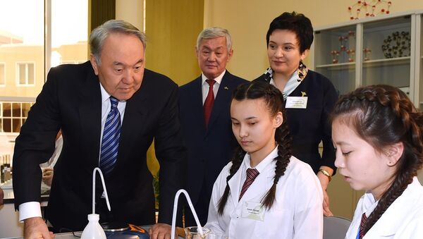Нурсултан Назарбаев вместе с учениками интеллектуальной школ, архивное фото - Sputnik Казахстан