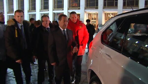 Дмитрий Медведев вручил призерам ОИ-2018 ключи от автомобилей BMW - Sputnik Казахстан