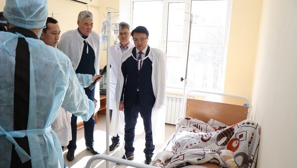 Вице-министр труда и соцзащиты Нуржан Альтаев навестил пострадавших при пожаре в общежитии на Карабатане - Sputnik Казахстан