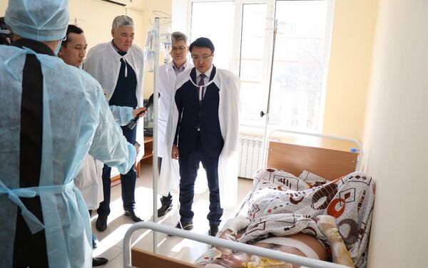 Вице-министр труда и соцзащиты Нуржан Альтаев навестил пострадавших при пожаре в общежитии на Карабатане - Sputnik Казахстан