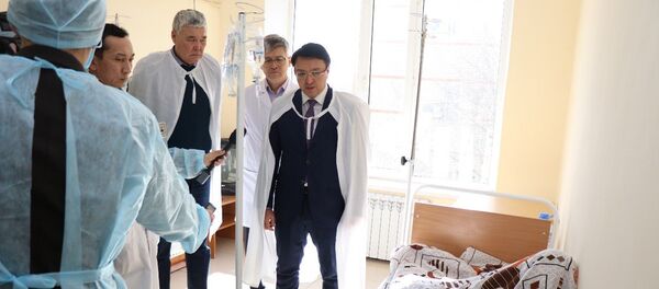 Вице-министр труда и соцзащиты Нуржан Альтаев навестил пострадавших при пожаре в общежитии на Карабатане - Sputnik Казахстан