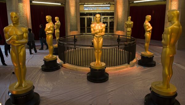 Статуи Оскара на красной ковровой дорожке во время подготовки в 89-ой церемонии вручения кинопремии в Голливуде - Sputnik Казахстан