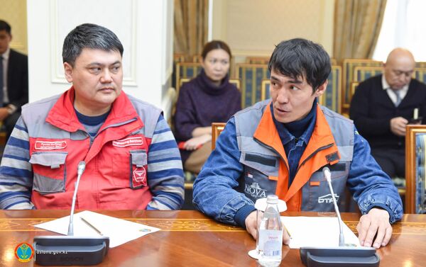 Аким Астаны Асет Исекешев наградил строителей, которые спасли несколько человек во время пожара в ЖК Nova City - Sputnik Казахстан