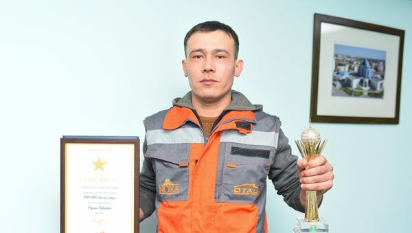 Аким Астаны Асет Исекешев наградил строителей, которые спасли несколько человек во время пожара в ЖК Nova City - Sputnik Казахстан