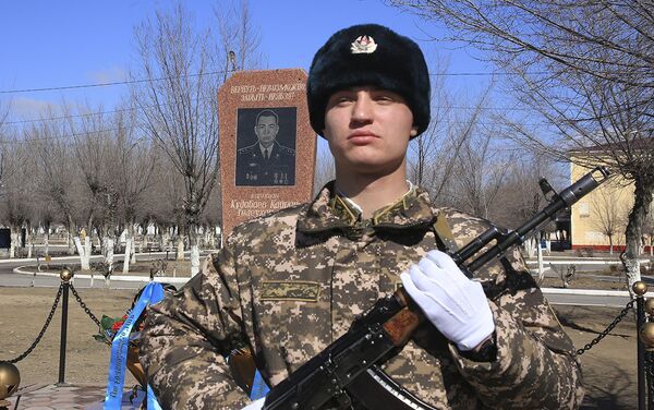 Военнослужащие почтили память капитана Кайрата Кудабаева – единственного офицера казахстанской армии, погибшего при исполнении служебного долга во время миротворческой миссии в Ираке - Sputnik Казахстан