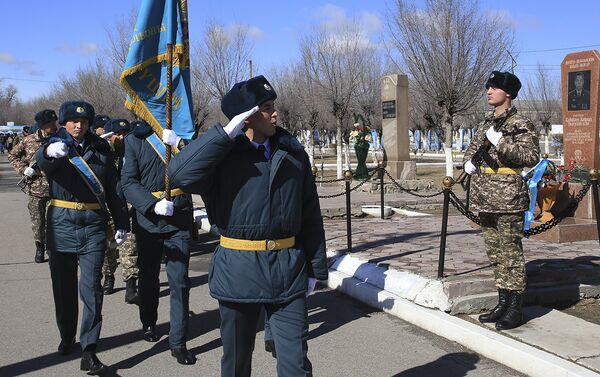 Военнослужащие почтили память капитана Кайрата Кудабаева, погибшего во время миротворческой миссии в Ираке - Sputnik Казахстан