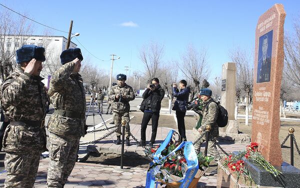 Военнослужащие почтили память капитана Кайрата Кудабаева, погибшего во время миротворческой миссии в Ираке - Sputnik Казахстан