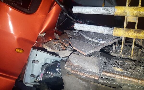Водитель на угнанном автомобиле врезался в разделительную полосу - Sputnik Казахстан