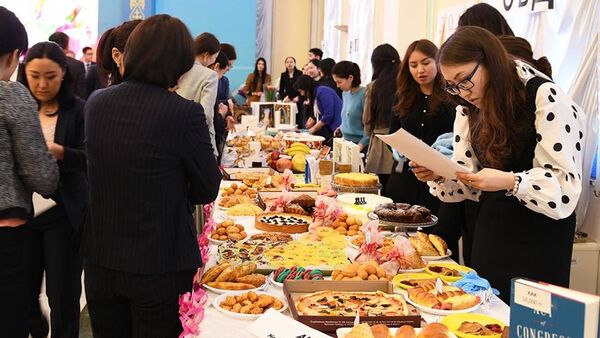 Благотворительная ярмарка от сотрудников Министерства иностранных дел - Sputnik Казахстан