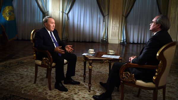 Президент Казахстана Нурсултан Назарбаев во время интервью Первому каналу - Sputnik Казахстан