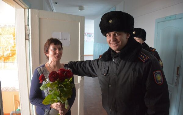 Полицейские Петропавловска устроили флэшмоб в честь Международного женского дня - Sputnik Казахстан
