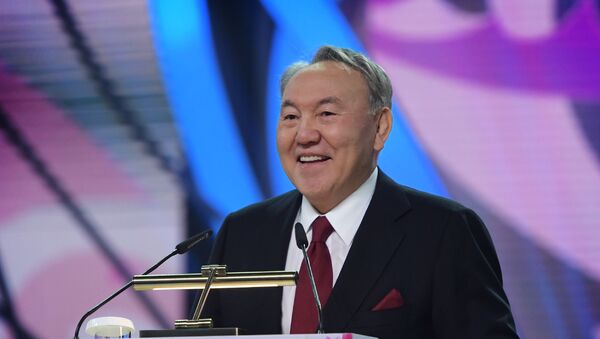 Нурсултан Назарбаев во время концерта Көктем шуағы, посвященного Международному женскому дню - Sputnik Казахстан