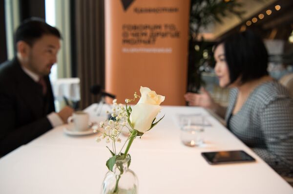 Корреспондент Sputnik Казахстан во время интервью с Рахимом Ошакбаевым - Sputnik Казахстан