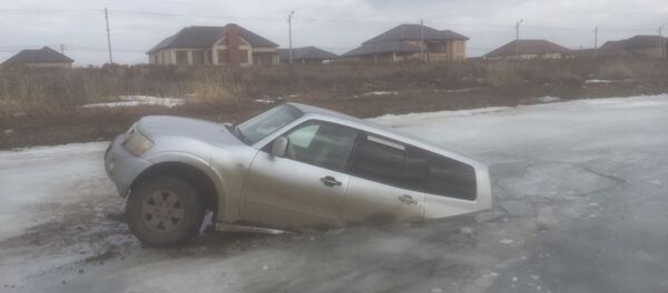 Внедорожник провалился под лед - Sputnik Казахстан