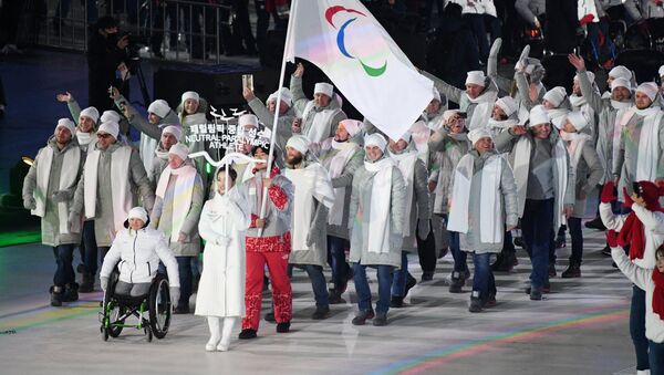 Российские спортсмены идут под Паралимпийским флагом на церемонии открытия XII зимних игр - Sputnik Казахстан