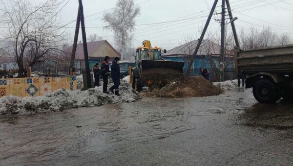 В ВКО обильные дожди привели к подтоплению нескольких дворовых участков и домов - Sputnik Казахстан