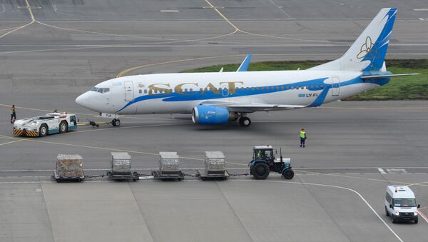 Пассажирский самолет казахстанской авиакомпании SCAT (СКАТ) в аэропорту, архивное фото - Sputnik Казахстан