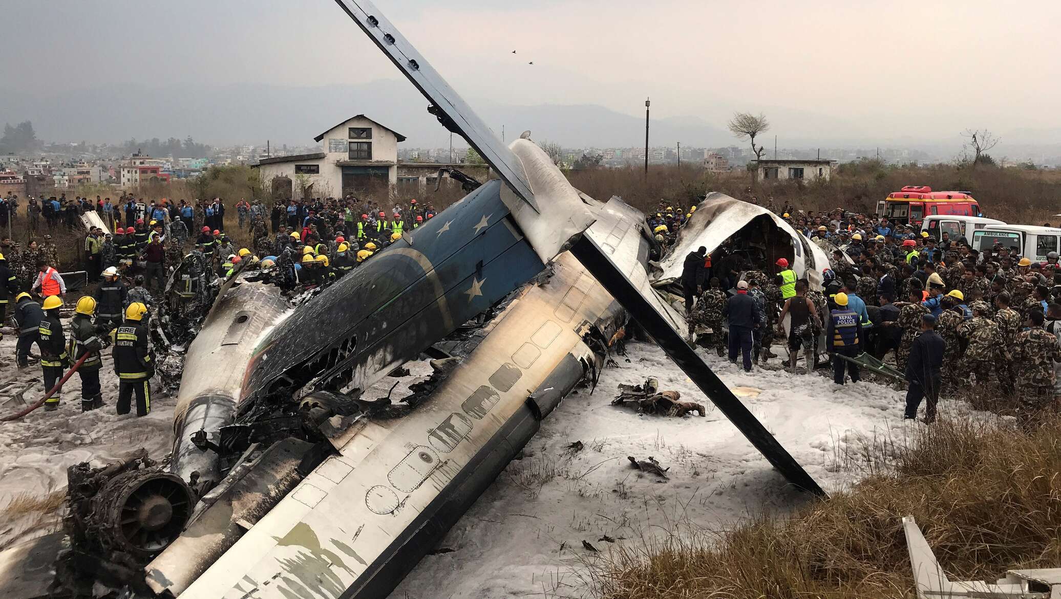 Почему авиакатастрофа. Крушение самолета в Неаполе. Крушение самолета в Непале.