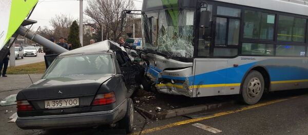 Автобус столкнулся с Mercedes в Алматы Автобус столкнулся с Mercedes в Алматы - Sputnik Казахстан