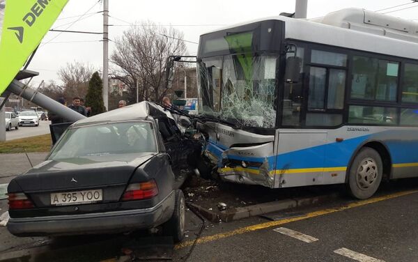 Автобус столкнулся с Mercedes в Алматы - Sputnik Казахстан
