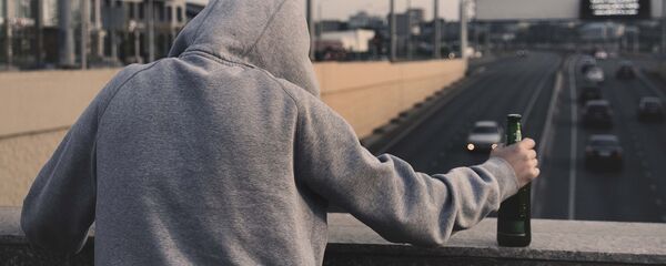 Мужчина с бутылкой алкоголя - Sputnik Казахстан