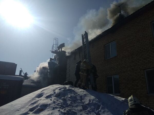 Тушение пожара на СТО в мкр. Юго-Восток - Sputnik Казахстан