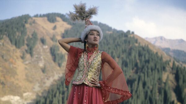 Девушка в национальном костюме - Sputnik Казахстан