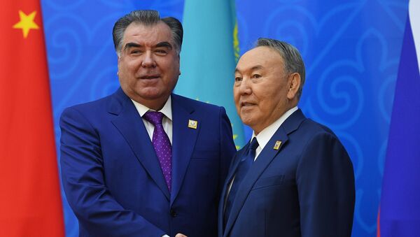 Президент Таджикистана Эмомали Рахмон (слева) и президент Казахстана Нурсултан Назарбаев, архивное фото - Sputnik Казахстан