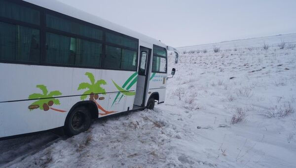 Автобус с 25 пассажирами съехал в кювет в Акмолинской области - Sputnik Казахстан