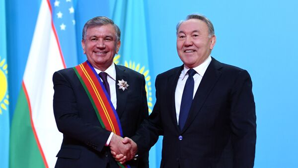 Нурсултан Назарбаев наградил Шавката Мирзиеева Орденом Достык - Sputnik Казахстан