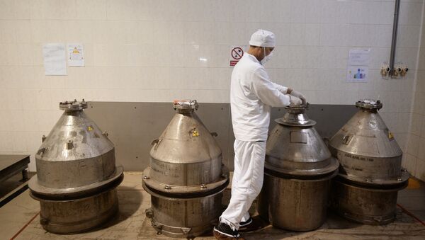 Сотрудник химического завода, архивное фото - Sputnik Казахстан