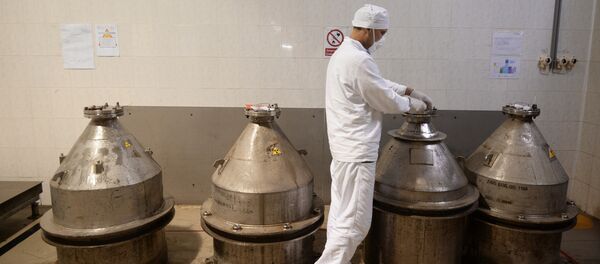 Сотрудник химического завода, архивное фото - Sputnik Казахстан