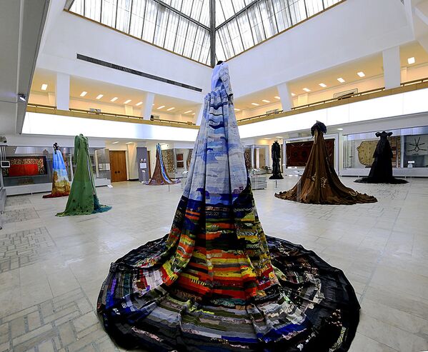 Выставка четырехметровых платьев казахстанских дизайнеров - Sputnik Казахстан