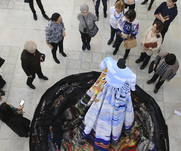 Выставка четырехметровых платьев казахстанских дизайнеров - Sputnik Казахстан