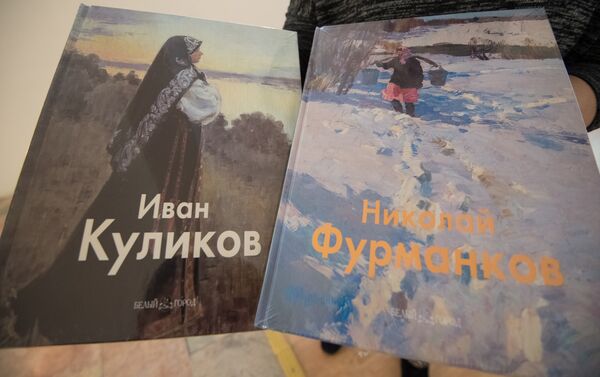Книги вручают в подарок избирателям, голосовавшим впервые - Sputnik Казахстан