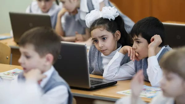 Дети за компьютером, архивное фото - Sputnik Казахстан