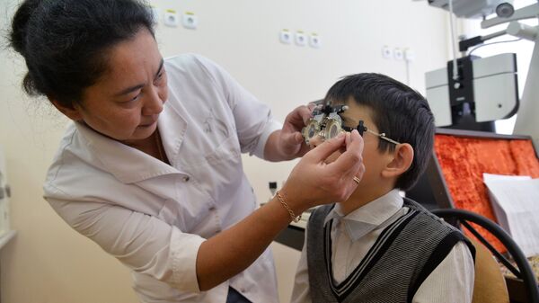 Врач подбирает очки для ребенка - Sputnik Қазақстан