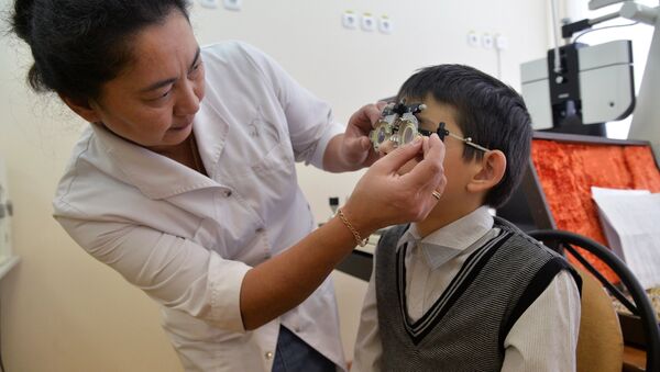 Врач подбирает очки для ребенка - Sputnik Казахстан